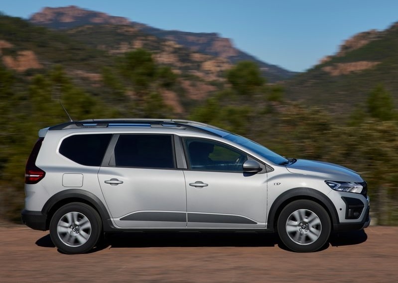 2022 Dacia Jogger Aralık Fiyat Listesi için yandan görülen gri Dacia Jogger
