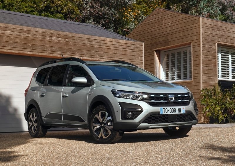 Açık renk Dacia Jogger önden üç çeyrek görünüm