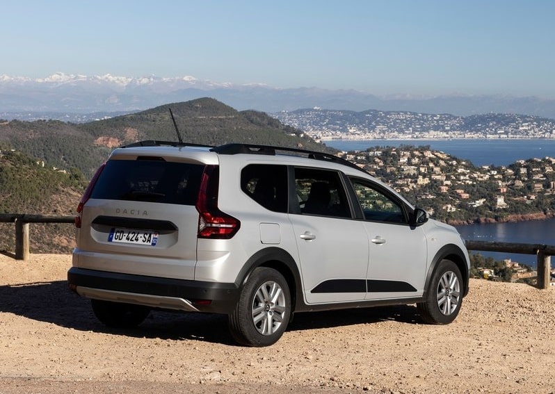 Açık renk Dacia Jogger arkadan üç çeyrek görünüm