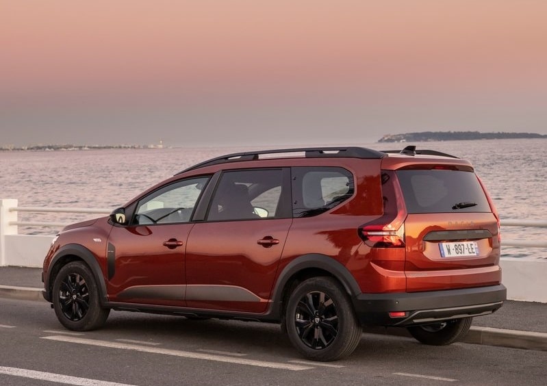 Turuncu Dacia Jogger arkadan üç çeyrek görünüm