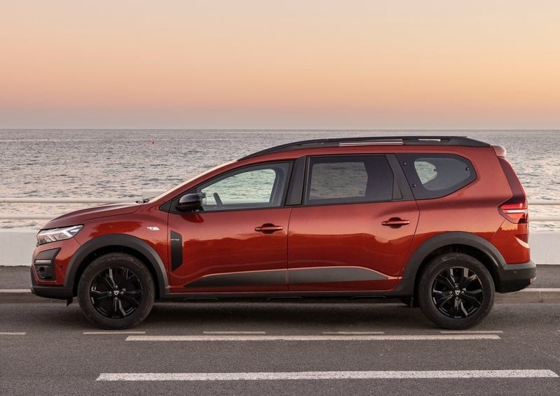 Turuncu Dacia Jogger yandan görünüm