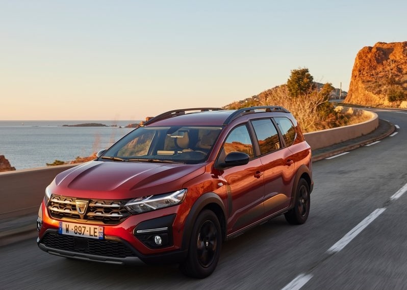Turuncu Dacia Jogger önden yol üzerinde
