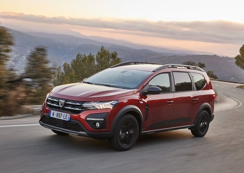 Turuncu Dacia Jogger önden viraj üzerinde