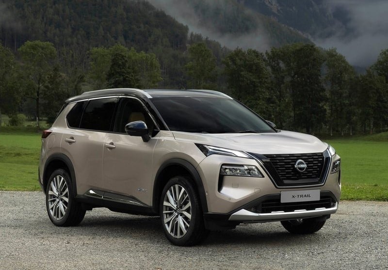 Nissan X-Trail Aralık Fiyat Listesi açık renkli X-Trail ön ve yan görünümü