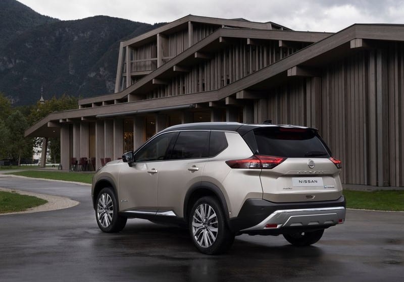 Açık renkli Nissan X-Trail arka ve yan dış görünümü