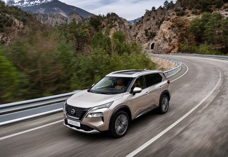 Nissan X-Trail virajlı dağ yolunda sürüş halinde