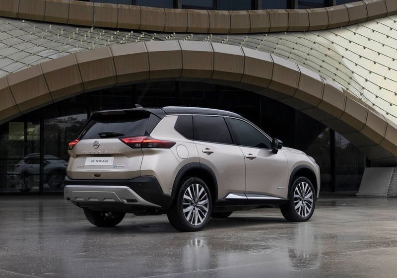 Nissan X-Trail modern bina önünde arka ve yan görünümü