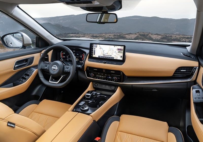 Nissan X-Trail kokpiti dijital gösterge ve orta ekranla birlikte