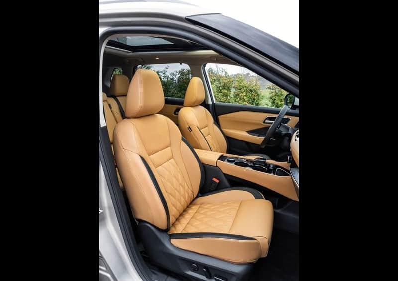 Nissan X-Trail açık kahverengi ön koltukları ve panoramik cam tavan