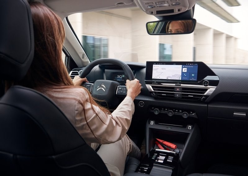 Citroen C4 X sürücü kokpiti ve orta ekran