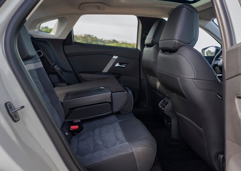 Citroen C4 X arka koltukları ve orta kol dayama
