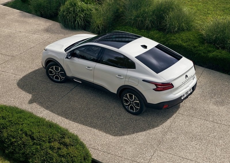 Citroen C4 X üstten gövde ve cam tavan görünümü
