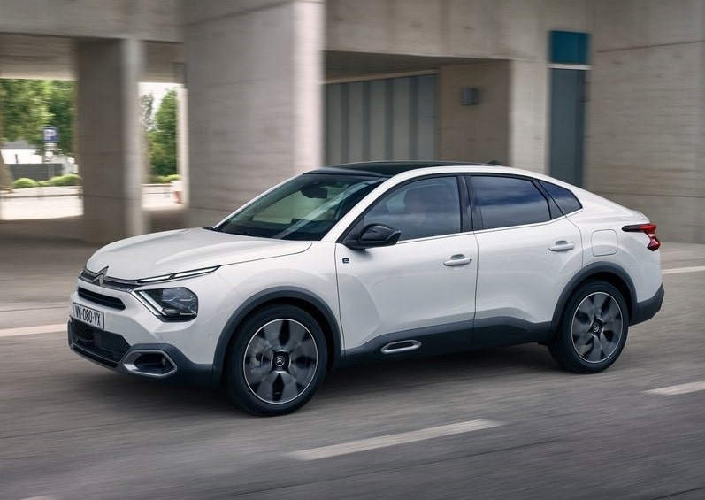 Citroen C4 X hareket halinde yan gövde görünümü
