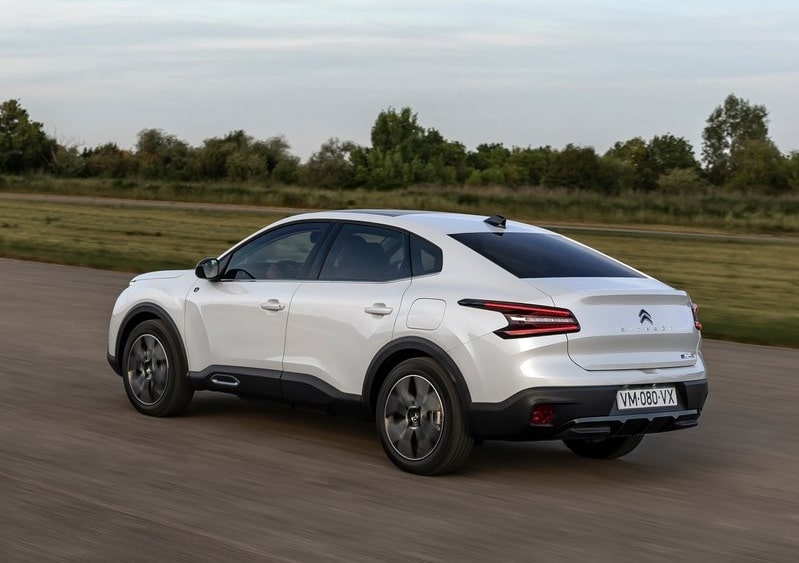 Citroen C4 X hareket halinde arka gövde görünümü
