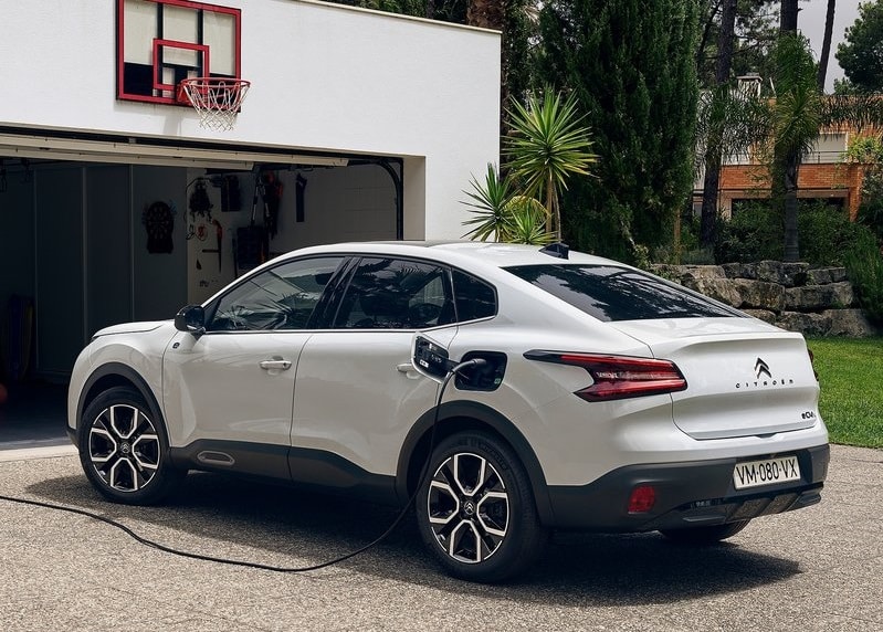 Citroen e-C4 X şarj bağlantısı açık halde