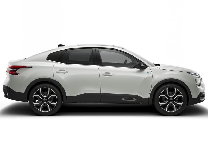 Citroen e-C4 X beyaz fonda yan profil görünümü