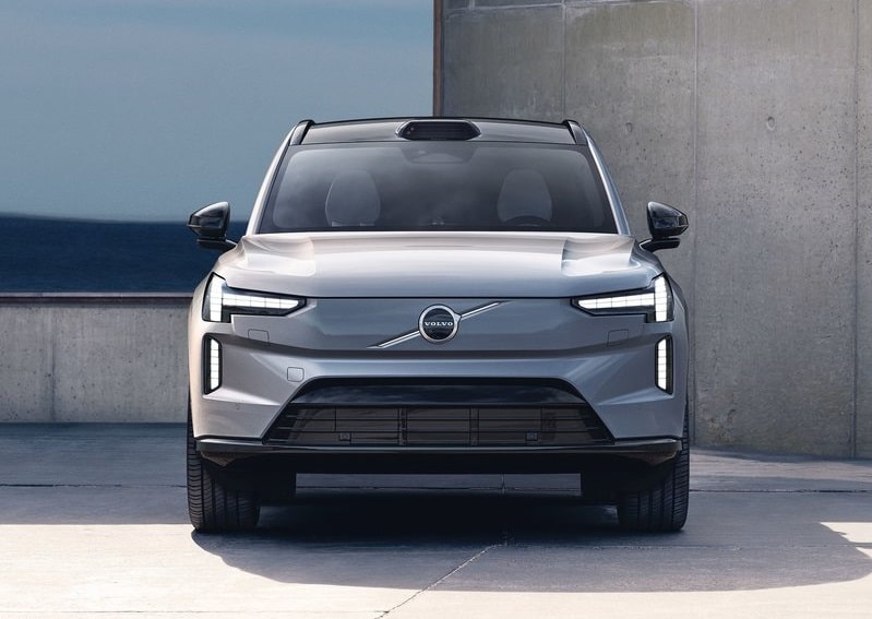 Volvo EX90 ön görünüm ve ince LED far tasarımı