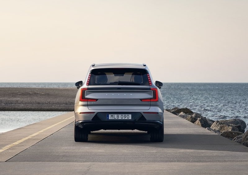 Volvo EX90 arkadan görünüm ve dikey stop lambaları