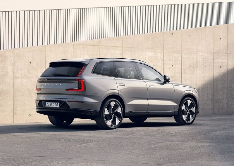 Volvo EX90 gövde yan çizgileri ve arka bölüm görünümü
