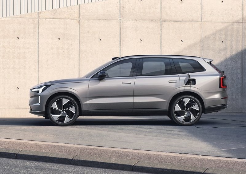 Elektrikli araçlarda bakım maliyetleri için gri elektrikli SUV yan profili