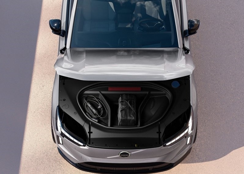 Volvo EX90 ön bölüm üstten görünüm ve açık saklama alanı