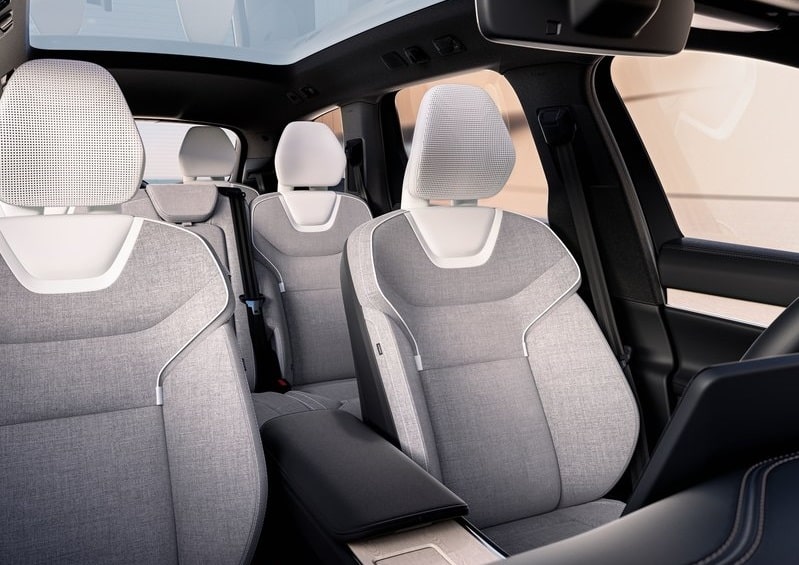 Volvo EX90 açık renk koltukları ve panoramik cam tavanı