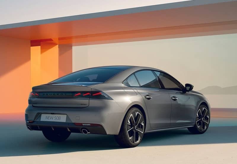 Peugeot 508 yenilenen arka ışık imzası ve gövde görünümü