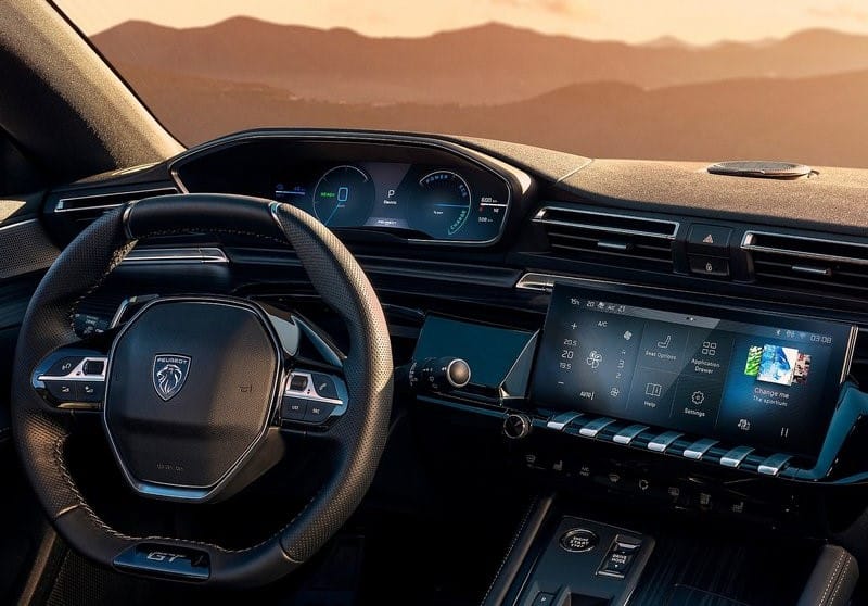 Peugeot 508 dijital gösterge ve merkezi multimedya ekranı
