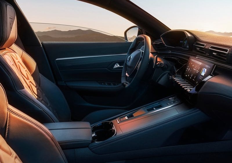 Peugeot 508 ön koltuklar orta konsol ve i-Cockpit kabini