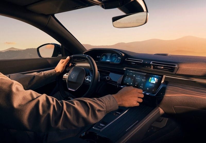 Peugeot 508 sürücü alanı direksiyon ve dokunmatik ekran