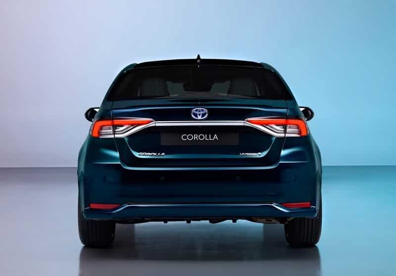 Corolla Sedan arka tasarımı ve bagaj kapağı stüdyo görünümü