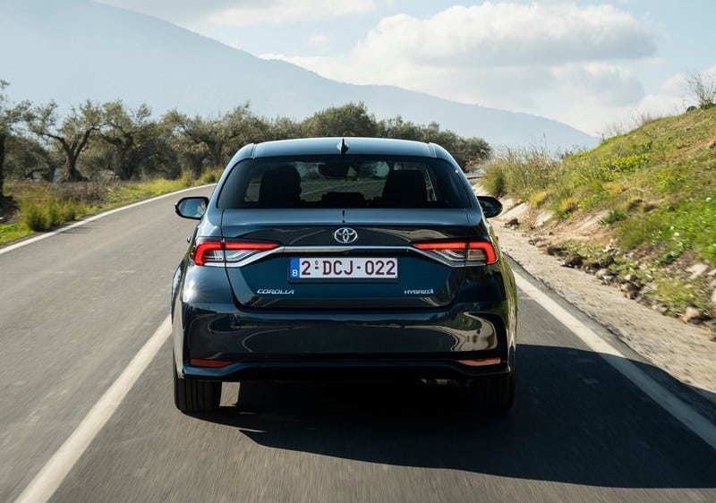 2025 Ağustos Toyota Corolla Fiyat Listesi sayfasında yolda arkadan görülen koyu renk Toyota Corolla Sedan