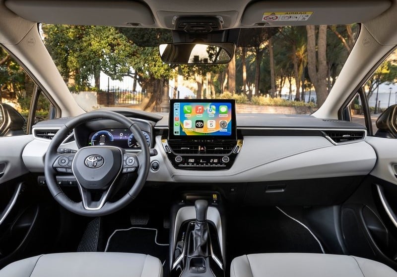 Toyota Corolla kabininde direksiyon orta ekran ve orta konsol