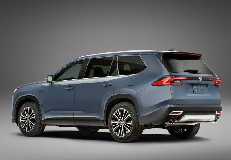 Toyota Grand Highlander gövdesinin arkadan üç çeyrek görünümü