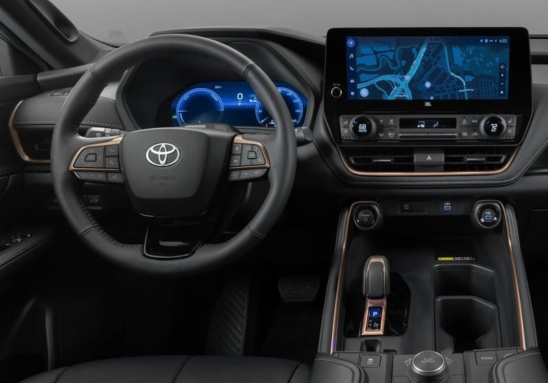 Toyota Grand Highlander direksiyon multimedya ekranı ve orta konsolu