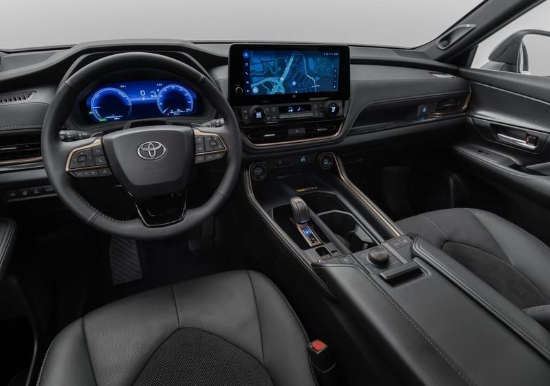 Toyota Grand Highlander ön kabin ve gösterge paneli