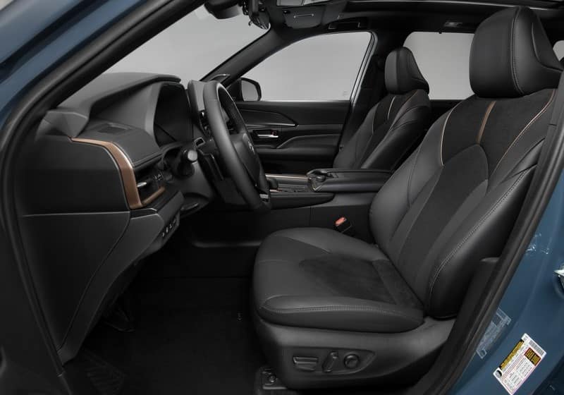 Toyota Grand Highlander ön koltuklar ve sürücü kokpiti