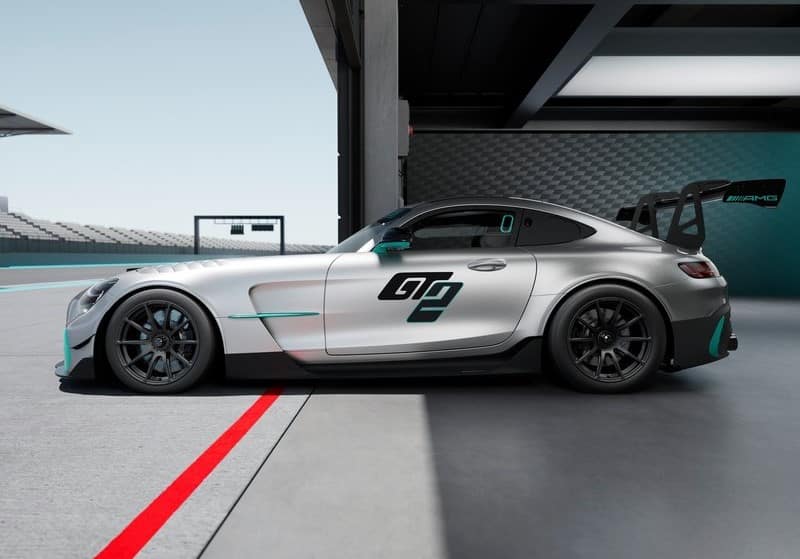 Mercedes AMG GT2 pist garajında yandan görünüm