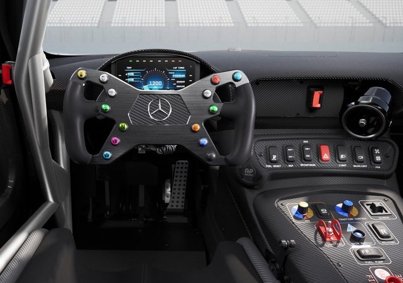 Mercedes-AMG GT2 kokpitinde dijital gösterge ve yarış direksiyonu
