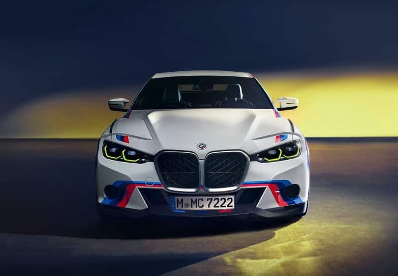 BMW 3.0 CSL önden görünümü ve M renkli ön tampon grafikleri