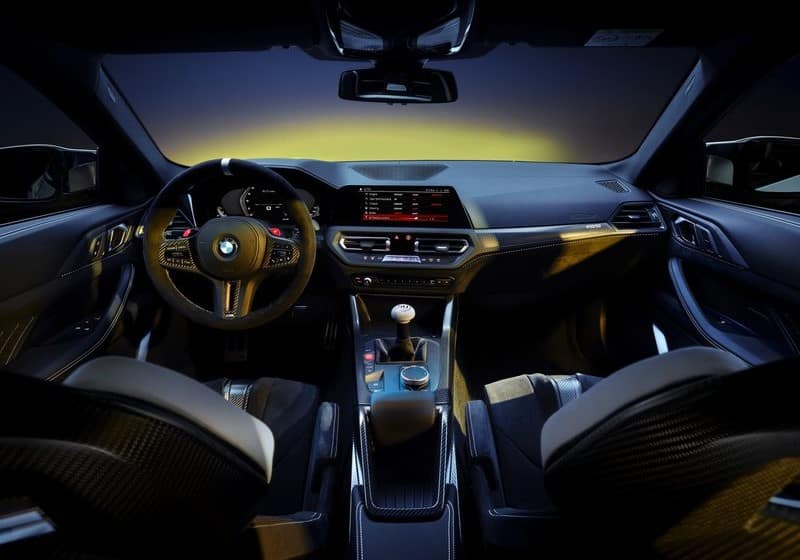 BMW iki kişilik kabininde karbon koltuklar ve manuel vites konsolu