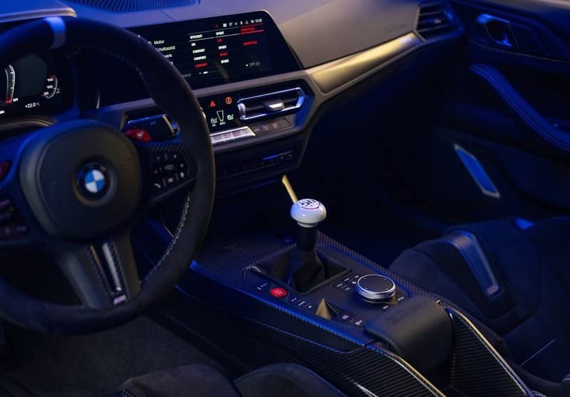 BMW kabininde beyaz manuel vites topuzu ve orta konsol