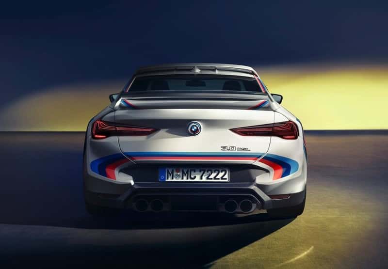 Beyaz BMW coupe arkadan görünümde çift arka kanat ve dört egzoz çıkışı