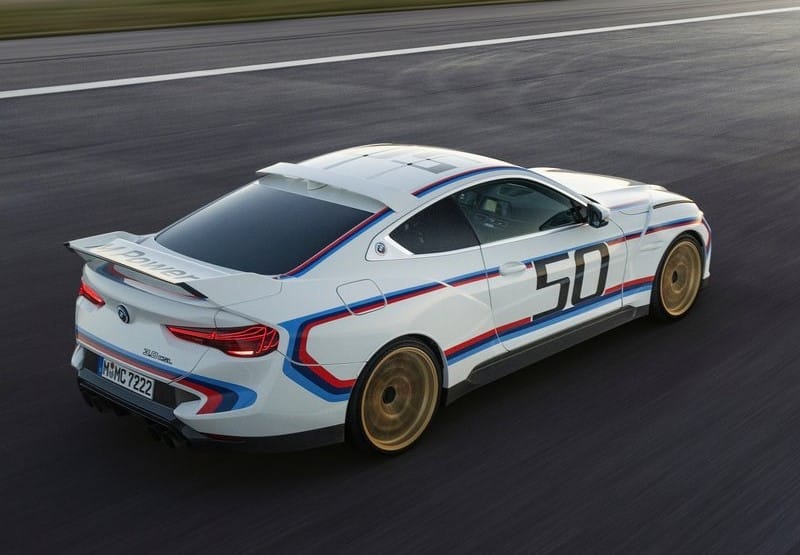 BMW özel coupe pistte arka üst açıdan hareket halinde