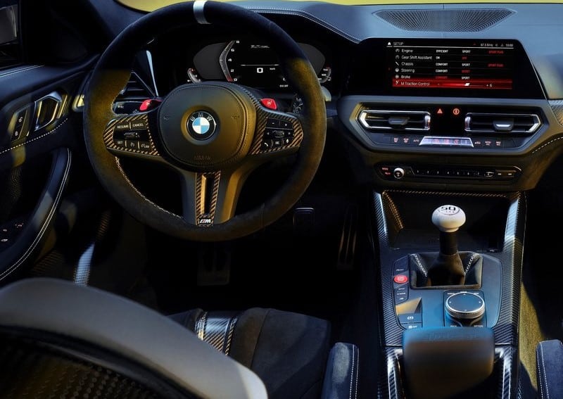 BMW kokpitinde direksiyon orta ekran ve beyaz manuel vites kolu