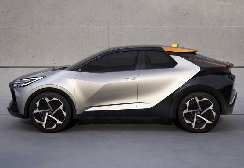 Toyota C-HR Prologue yan profil ve üç renkli gövde