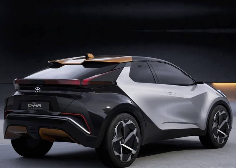 C-HR Prologue koyu fonda arka üç çeyrek görünümü ve yatay stop çizgisi