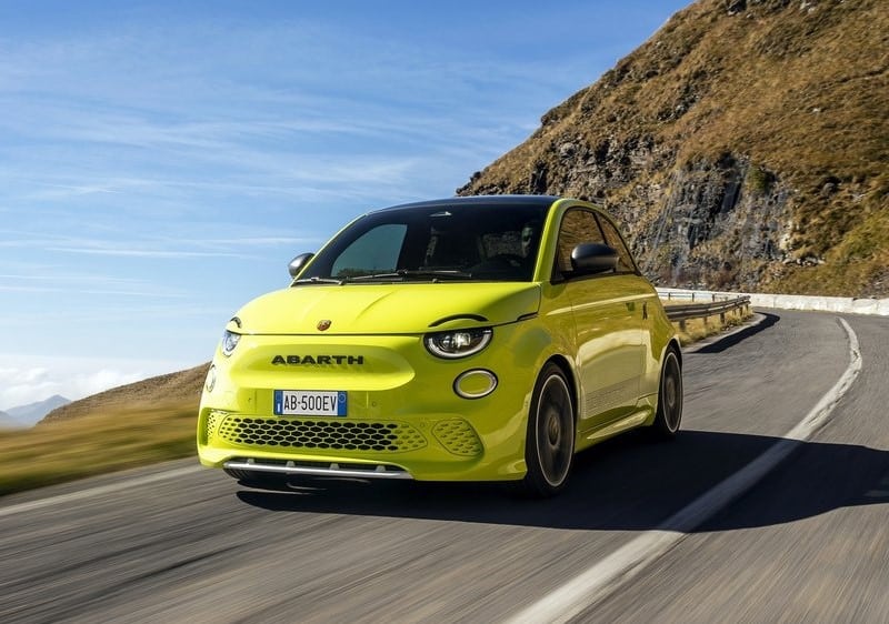 Fiat 500e tabanlı Abarth 500e dağ yolunda önden görünüm