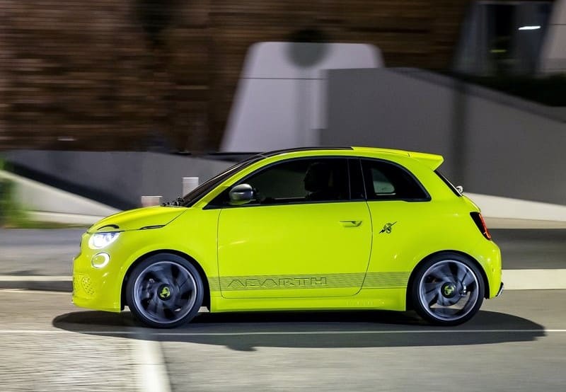 Abarth 500e hareket halinde tam yan profil