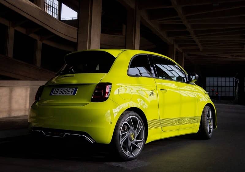 Abarth 500e kapalı mekanda arkadan üç çeyrek görünüm